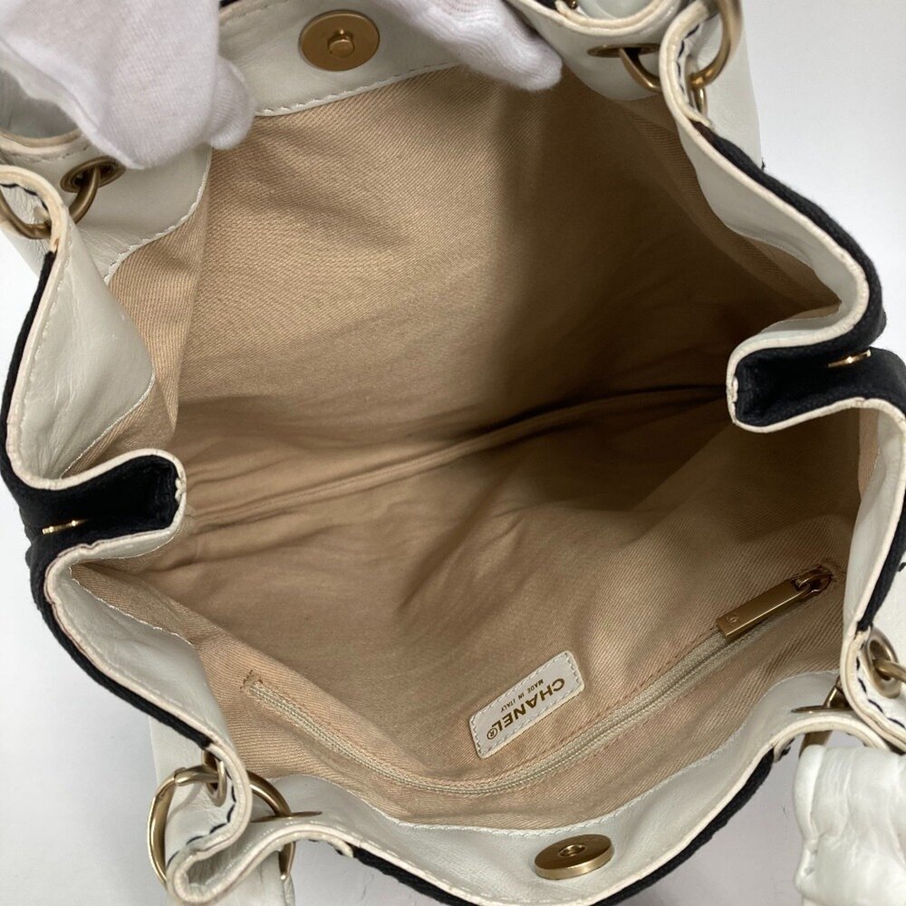 CHANEL Black Leather Shoulder Bag - Picture 9 of 16